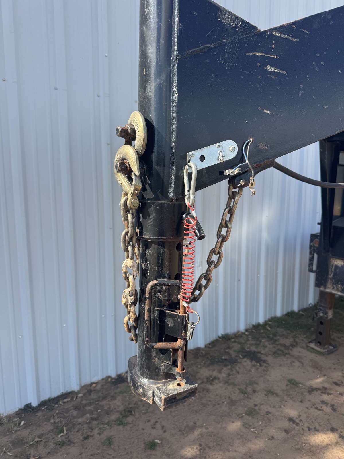 Gooseneck hitch with safety chains